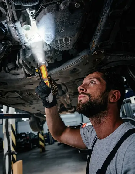 Het repareren van de auto